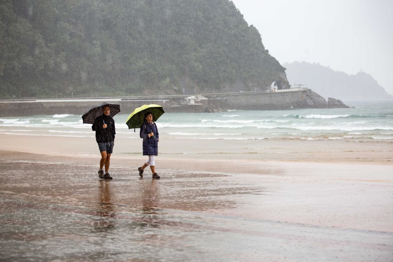 Después de un viernes y un sábado con temperaturas más que veraniegas, que animaron a acercarse a la playa, el largo fin de semana concluye con lluvia, y mucha.