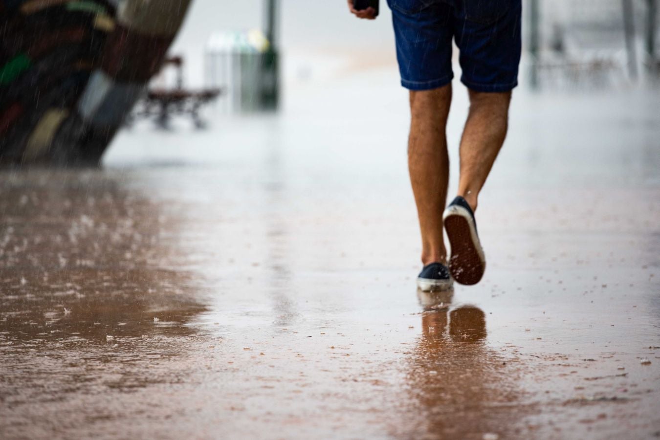 Después de un viernes y un sábado con temperaturas más que veraniegas, que animaron a acercarse a la playa, el largo fin de semana concluye con lluvia, y mucha.