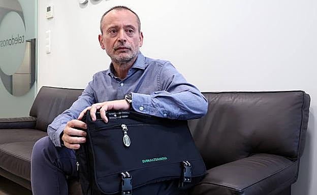 Alfontso Mujika Elhuyarren ari da lanean.