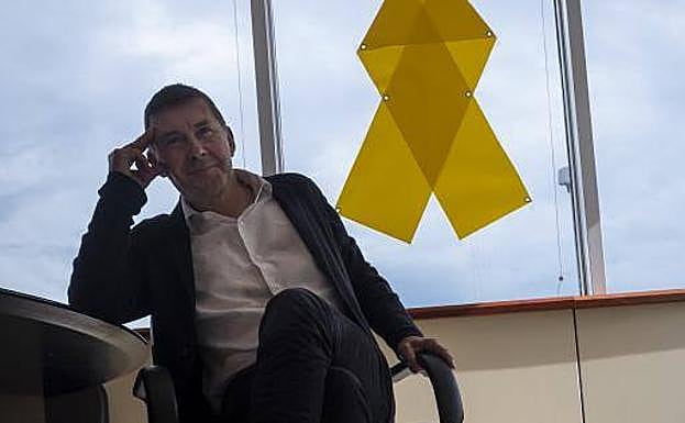 Presos catalanes. Arnaldo Otegi, en una sede de EH Bildu con un gran lazo amarillo en la ventana.
