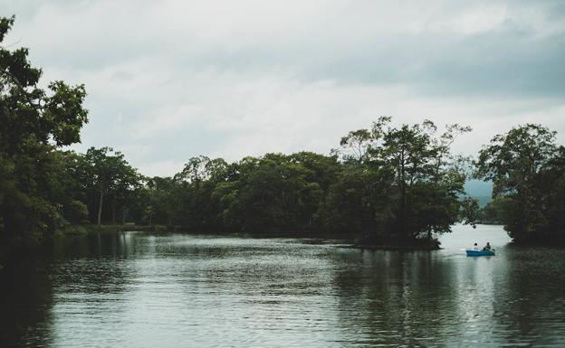 El lago Onuma puede recorrese en barcas a remo. 