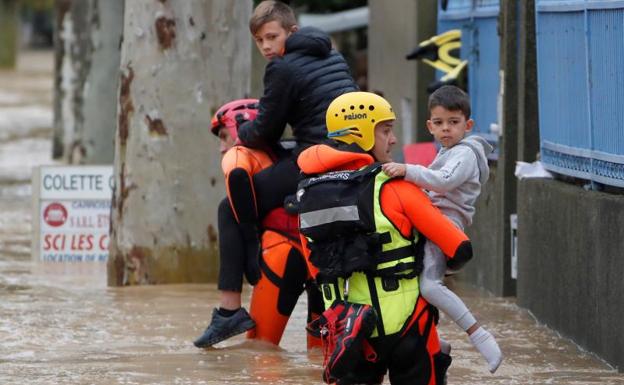 Bomberos trabajan en las operaciones de rescate debido a las inundaciones en Trebes (Francia).