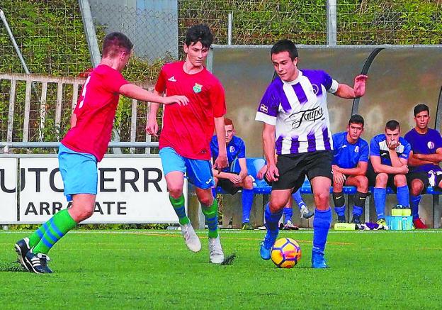 Juvenil de Honor. El Billabona KE se impuso al Mondragón CF en el duelo por el liderato.
