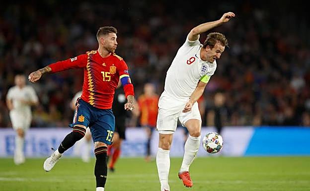 Sergio Ramos, en una disputa con Harry Kane. 