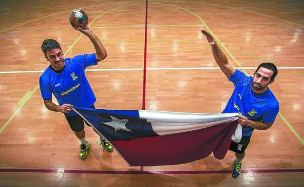 Rodrigo y Esteban Salinas, unidos por la bandera de su país y simulando uno de los muchos pases que se dan en los partidos. 