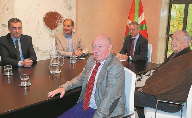 Iñigo Urkullu y Jonan Fernández, reunidos con el Grupo Internacional de Contacto en Lehendakaritza. 