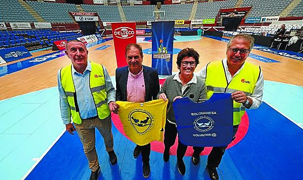 Los directivos del Banco de Alimentos y Nekane Arzallus, presidenta del Gipuzkoa Basquet, se reunieron ayer en Illumbe.