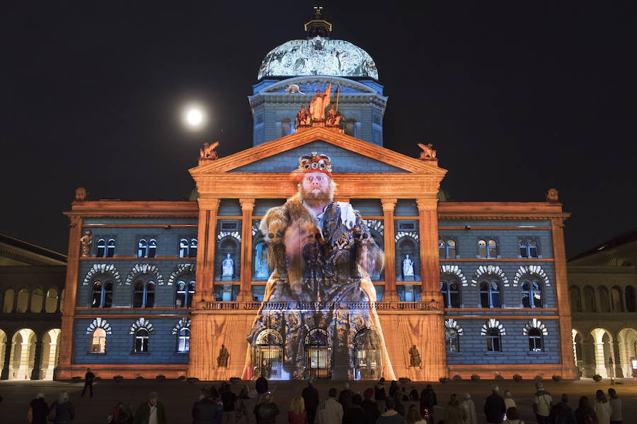 El espectáculo de luz 'Rendez-vous Bundesplatz' proyecta imágenes de 'Le Petit Prince' (El Principito) del autor Antoine de Saint-Exupery en la fachada de la Bundeshaus (Edificio del Parlamento) en la plaza Bundesplatz en Berna (Suiza). El espectáculo multimedia se puede ver de forma gratuita del 19 de octubre al 24 de noviembre.