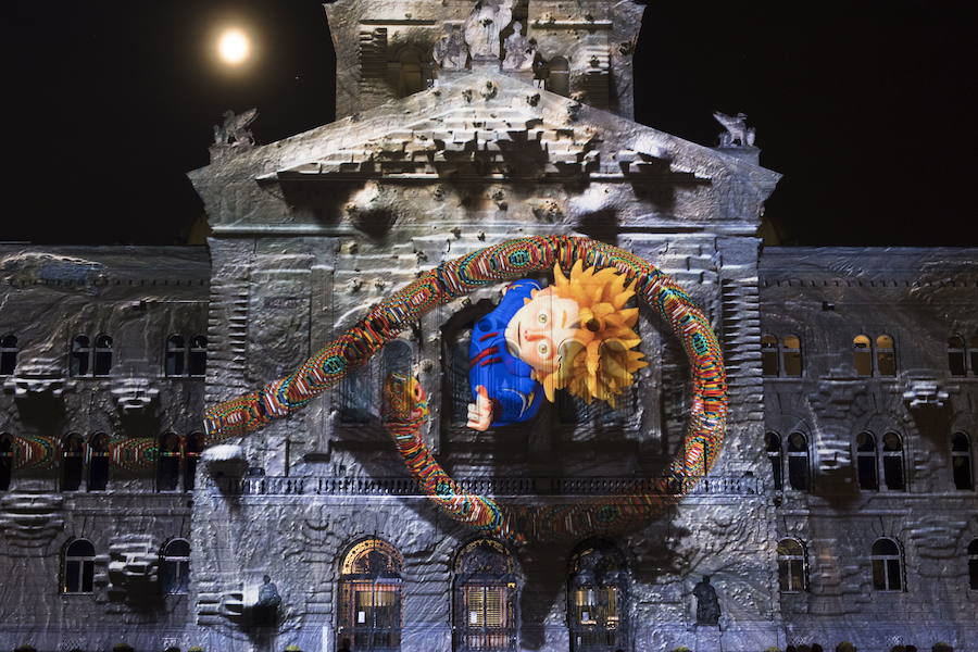 El espectáculo de luz 'Rendez-vous Bundesplatz' proyecta imágenes de 'Le Petit Prince' (El Principito) del autor Antoine de Saint-Exupery en la fachada de la Bundeshaus (Edificio del Parlamento) en la plaza Bundesplatz en Berna (Suiza). El espectáculo multimedia se puede ver de forma gratuita del 19 de octubre al 24 de noviembre.