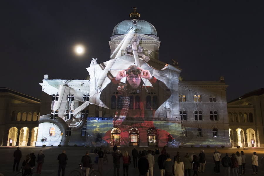 El espectáculo de luz 'Rendez-vous Bundesplatz' proyecta imágenes de 'Le Petit Prince' (El Principito) del autor Antoine de Saint-Exupery en la fachada de la Bundeshaus (Edificio del Parlamento) en la plaza Bundesplatz en Berna (Suiza). El espectáculo multimedia se puede ver de forma gratuita del 19 de octubre al 24 de noviembre.