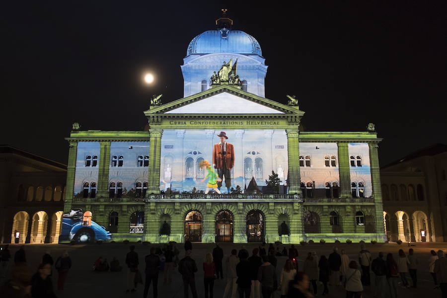 El espectáculo de luz 'Rendez-vous Bundesplatz' proyecta imágenes de 'Le Petit Prince' (El Principito) del autor Antoine de Saint-Exupery en la fachada de la Bundeshaus (Edificio del Parlamento) en la plaza Bundesplatz en Berna (Suiza). El espectáculo multimedia se puede ver de forma gratuita del 19 de octubre al 24 de noviembre.