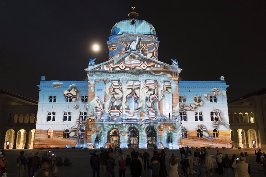 El espectáculo de luz 'Rendez-vous Bundesplatz' proyecta imágenes de 'Le Petit Prince' (El Principito) del autor Antoine de Saint-Exupery en la fachada de la Bundeshaus (Edificio del Parlamento) en la plaza Bundesplatz en Berna (Suiza). El espectáculo multimedia se puede ver de forma gratuita del 19 de octubre al 24 de noviembre.