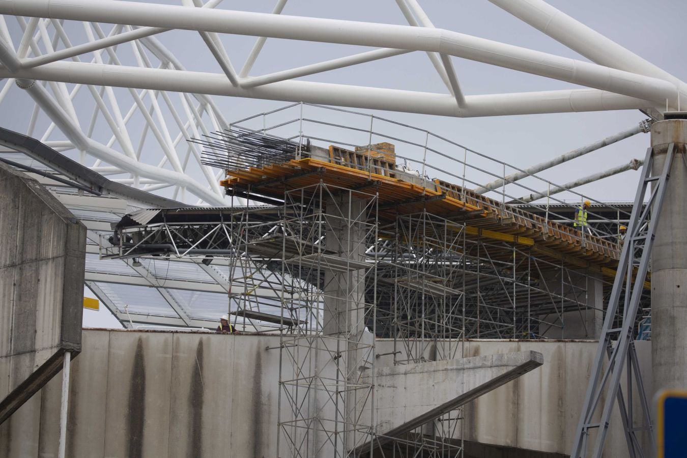 Una vez finalizados las maniobras en el interior del campo, la maquina especializada ha comenzado las labores de demolición parcial de la tribuna. Los pilares que sujetaban la cubierta ya retirada se irán tirando una vez se retiren los escombros de hormigón.