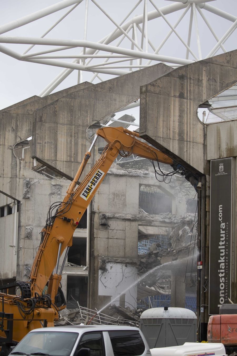 Una vez finalizados las maniobras en el interior del campo, la maquina especializada ha comenzado las labores de demolición parcial de la tribuna. Los pilares que sujetaban la cubierta ya retirada se irán tirando una vez se retiren los escombros de hormigón.