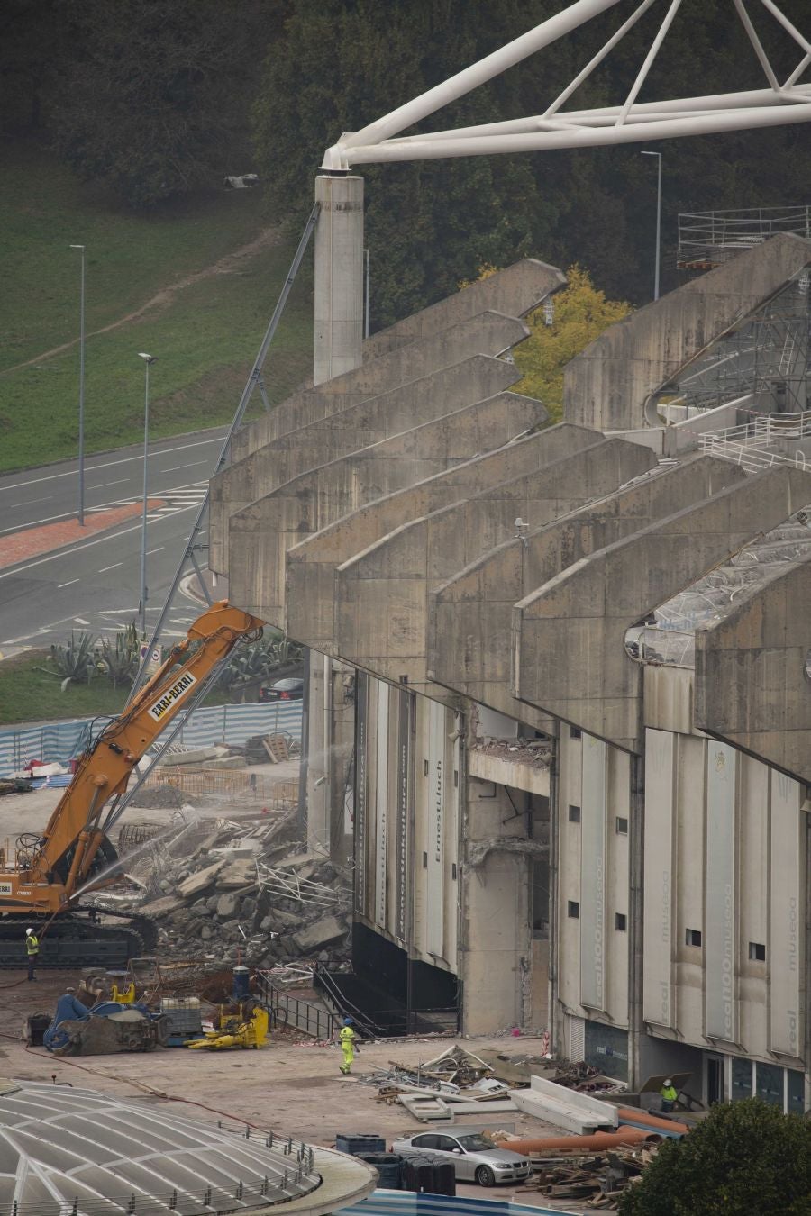 Una vez finalizados las maniobras en el interior del campo, la maquina especializada ha comenzado las labores de demolición parcial de la tribuna. Los pilares que sujetaban la cubierta ya retirada se irán tirando una vez se retiren los escombros de hormigón.