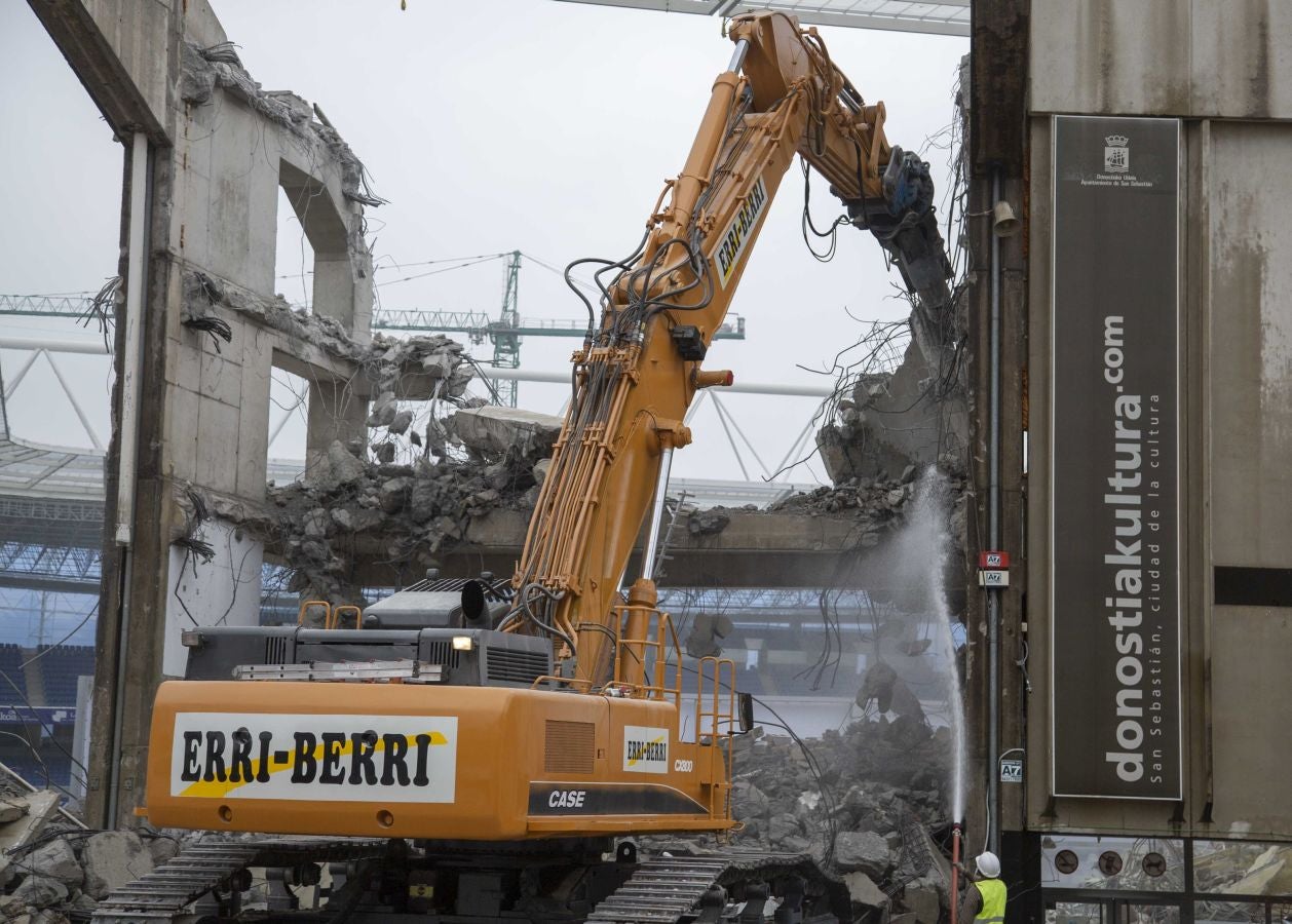 Una vez finalizados las maniobras en el interior del campo, la maquina especializada ha comenzado las labores de demolición parcial de la tribuna. Los pilares que sujetaban la cubierta ya retirada se irán tirando una vez se retiren los escombros de hormigón.