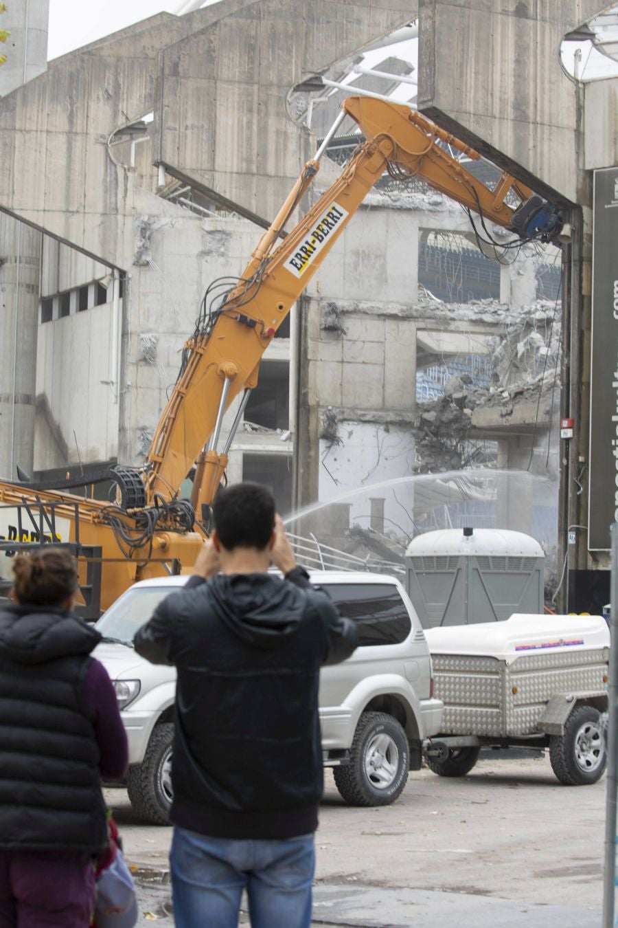 Una vez finalizados las maniobras en el interior del campo, la maquina especializada ha comenzado las labores de demolición parcial de la tribuna. Los pilares que sujetaban la cubierta ya retirada se irán tirando una vez se retiren los escombros de hormigón.