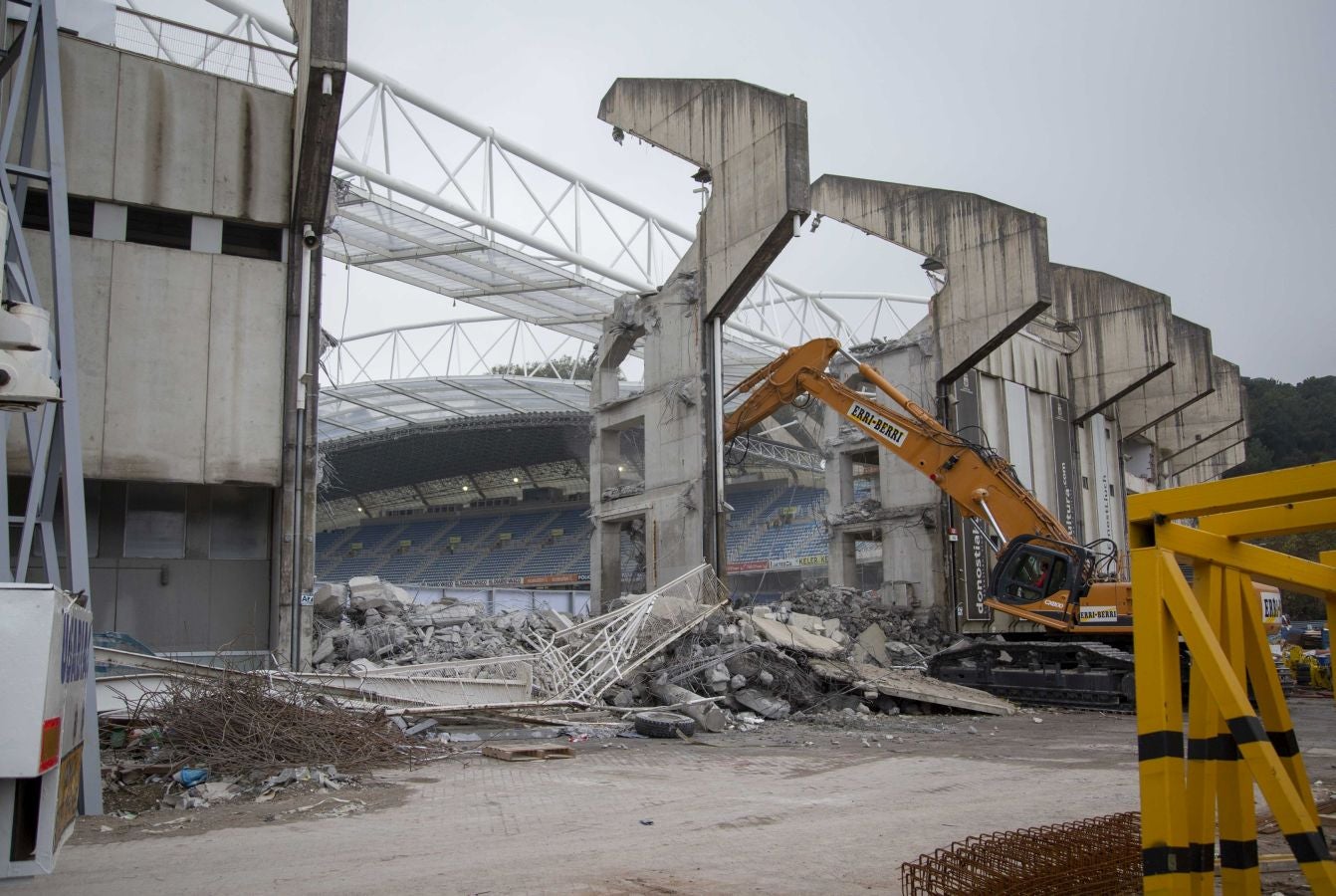 Una vez finalizados las maniobras en el interior del campo, la maquina especializada ha comenzado las labores de demolición parcial de la tribuna. Los pilares que sujetaban la cubierta ya retirada se irán tirando una vez se retiren los escombros de hormigón.
