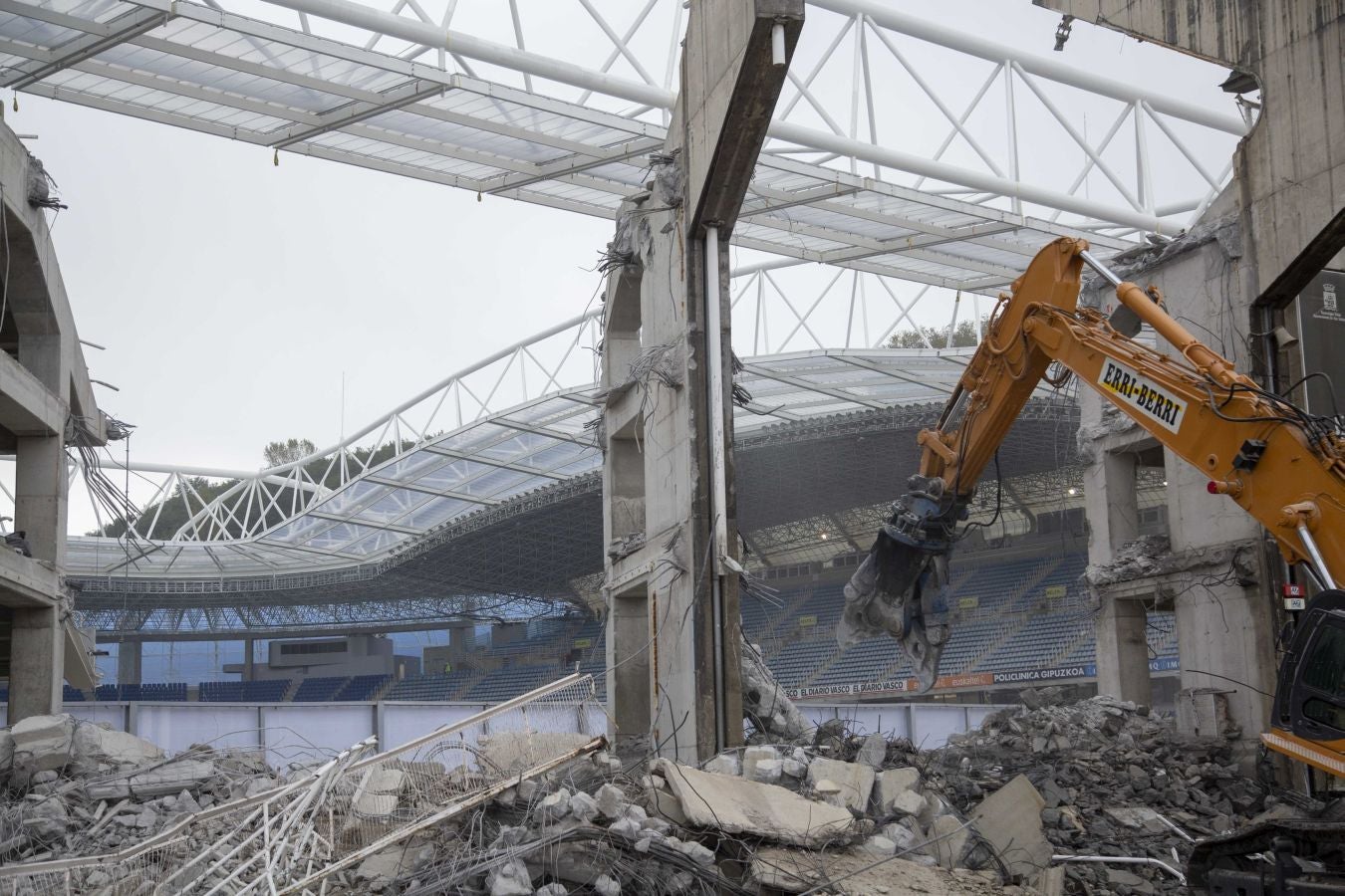 Una vez finalizados las maniobras en el interior del campo, la maquina especializada ha comenzado las labores de demolición parcial de la tribuna. Los pilares que sujetaban la cubierta ya retirada se irán tirando una vez se retiren los escombros de hormigón.