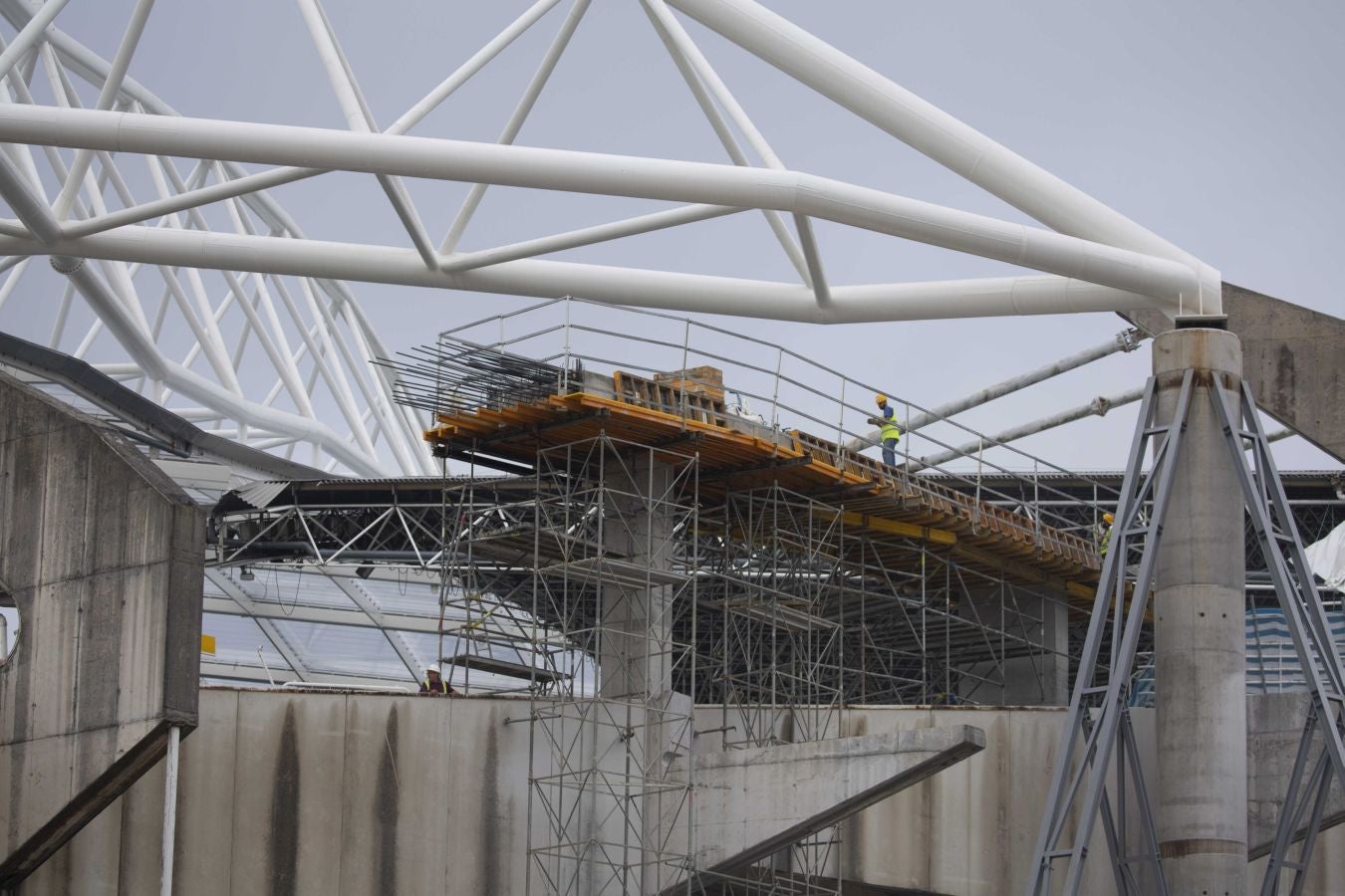 Una vez finalizados las maniobras en el interior del campo, la maquina especializada ha comenzado las labores de demolición parcial de la tribuna. Los pilares que sujetaban la cubierta ya retirada se irán tirando una vez se retiren los escombros de hormigón.
