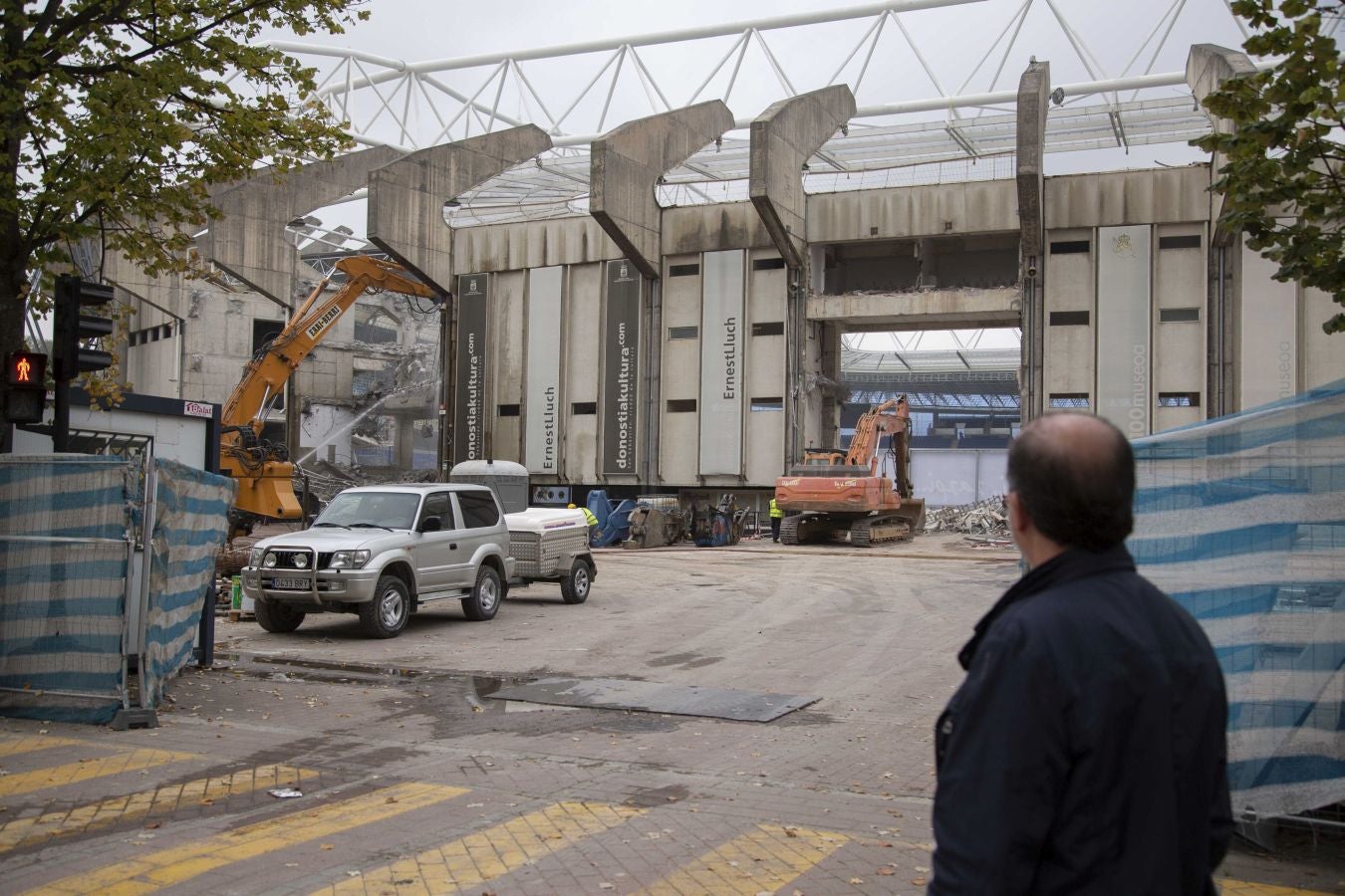 Una vez finalizados las maniobras en el interior del campo, la maquina especializada ha comenzado las labores de demolición parcial de la tribuna. Los pilares que sujetaban la cubierta ya retirada se irán tirando una vez se retiren los escombros de hormigón.