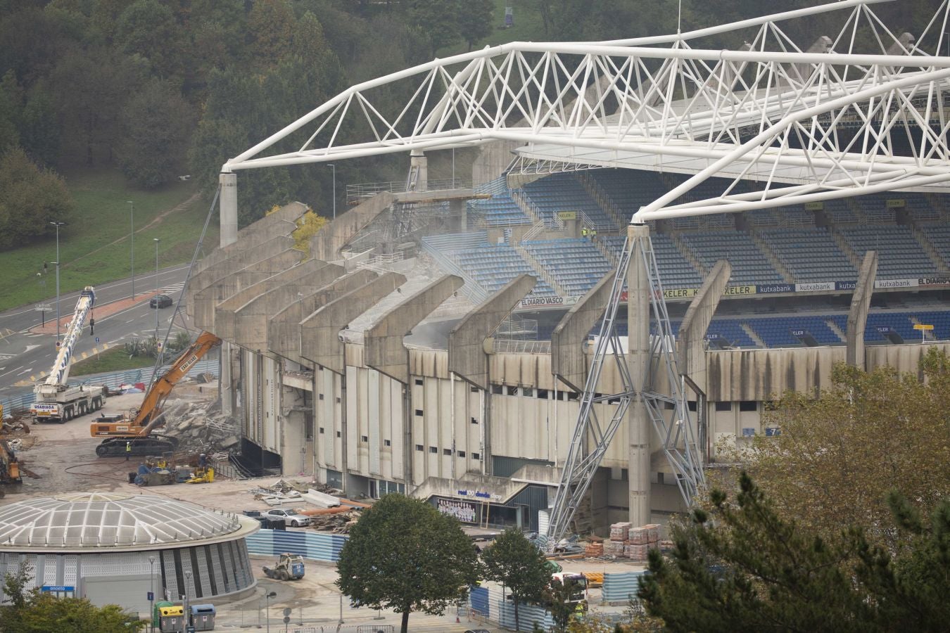 Una vez finalizados las maniobras en el interior del campo, la maquina especializada ha comenzado las labores de demolición parcial de la tribuna. Los pilares que sujetaban la cubierta ya retirada se irán tirando una vez se retiren los escombros de hormigón.