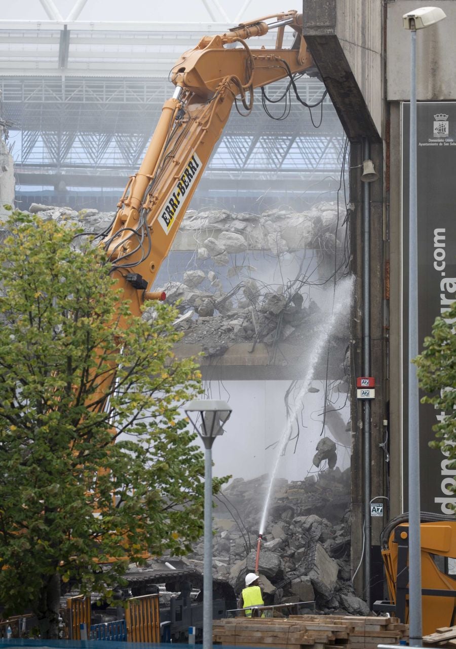 Una vez finalizados las maniobras en el interior del campo, la maquina especializada ha comenzado las labores de demolición parcial de la tribuna. Los pilares que sujetaban la cubierta ya retirada se irán tirando una vez se retiren los escombros de hormigón.