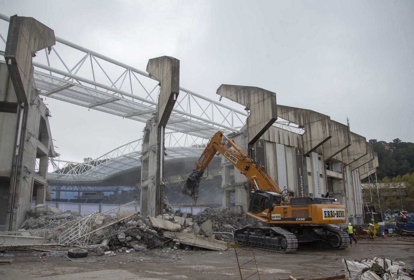 Una vez finalizados las maniobras en el interior del campo, la maquina especializada ha comenzado las labores de demolición parcial de la tribuna. Los pilares que sujetaban la cubierta ya retirada se irán tirando una vez se retiren los escombros de hormigón.