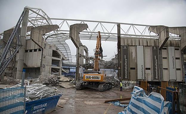 Galería. Las grúas de demolición trabajan en el exterior del edificio
