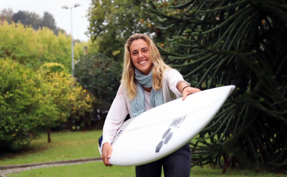 Nadia Erostarbe, con su tabla de surf, en las instalaciones de este periódico. 