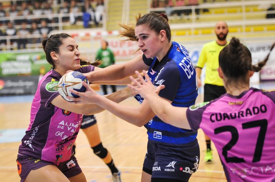 El empate del Super Amara Bera Bera (24-24) ha hecho que el Aula Alimentos de Valladolid se coloque segundo en la clasificación de la Liga Guerreras Iberdrola femenina de balonmano.
