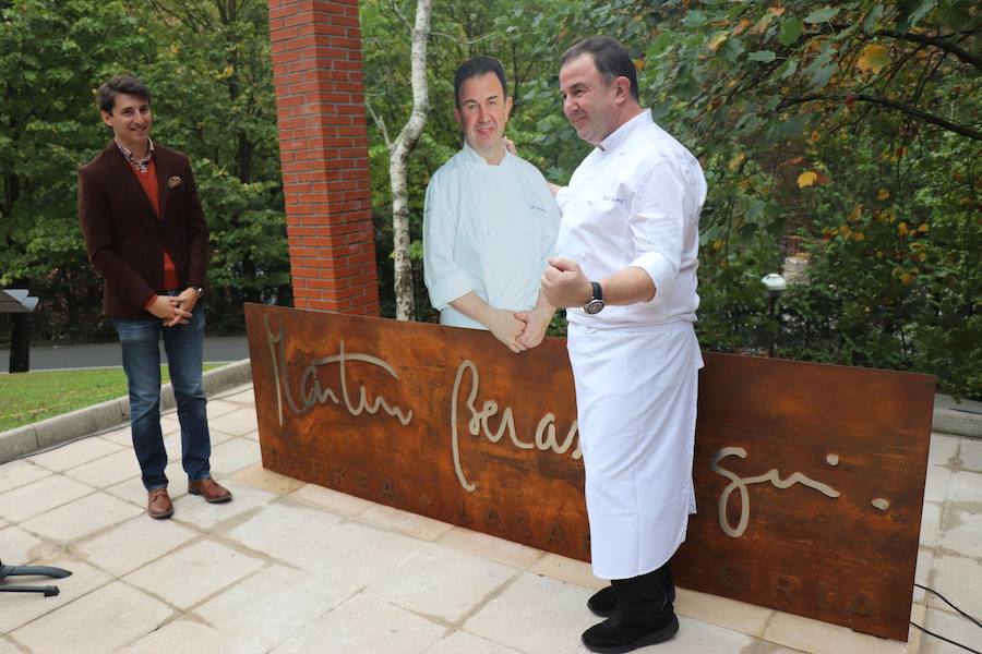 El cocinero Martin Berasategi ya tiene su escultura dedicada en su parque del mismo nombre, en Lasarte-Oria.