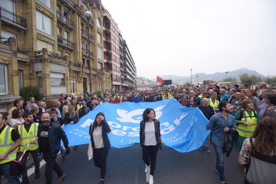 Miles de personas han participado este sábado en una manifestación bajo el lema 'Orain presoak', a favor de los miembros de ETA encarcelados. 