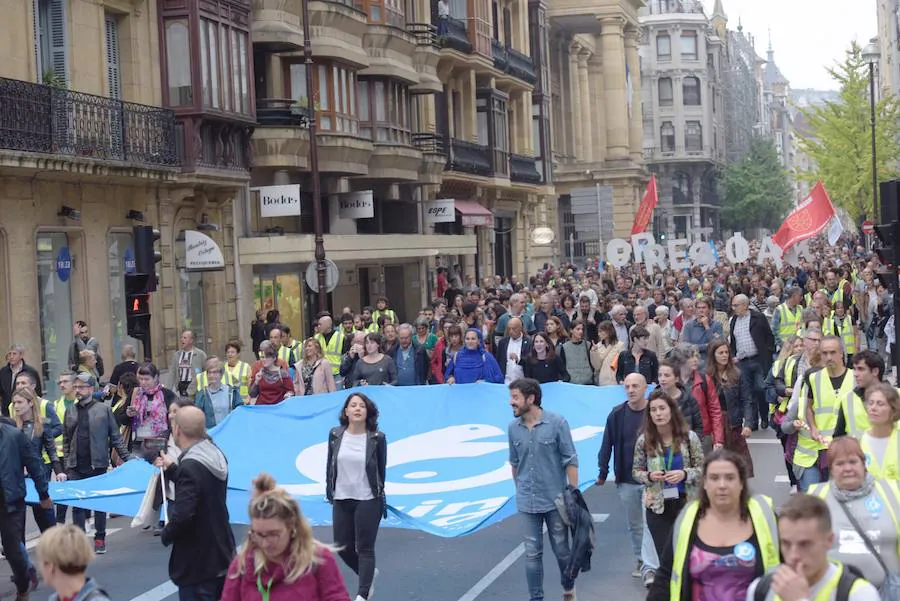 Miles de personas han participado este sábado en una manifestación bajo el lema 'Orain presoak', a favor de los miembros de ETA encarcelados. 