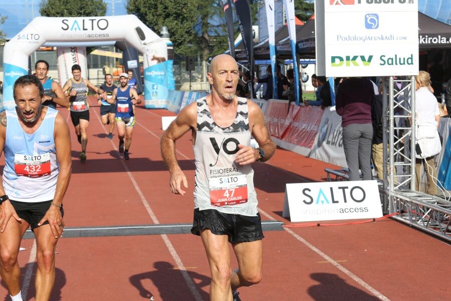 Eneko Agirrezabal (Segura, 32 años) y Maite Arraiza (Lazkao, 31 años) ganaron esta mañana la XXII edición de la Salto Systems Clásica de San Sebastián que contó con un espléndido día para la práctica deportiva. De los cerca de 3.000 inscritos partieron desde la Avenida de Madrid 2.660 participantes distribuidos entre todas las modalidades del evento.