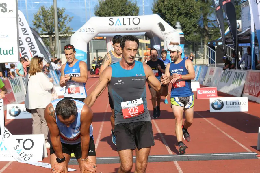 Eneko Agirrezabal (Segura, 32 años) y Maite Arraiza (Lazkao, 31 años) ganaron esta mañana la XXII edición de la Salto Systems Clásica de San Sebastián que contó con un espléndido día para la práctica deportiva. De los cerca de 3.000 inscritos partieron desde la Avenida de Madrid 2.660 participantes distribuidos entre todas las modalidades del evento.