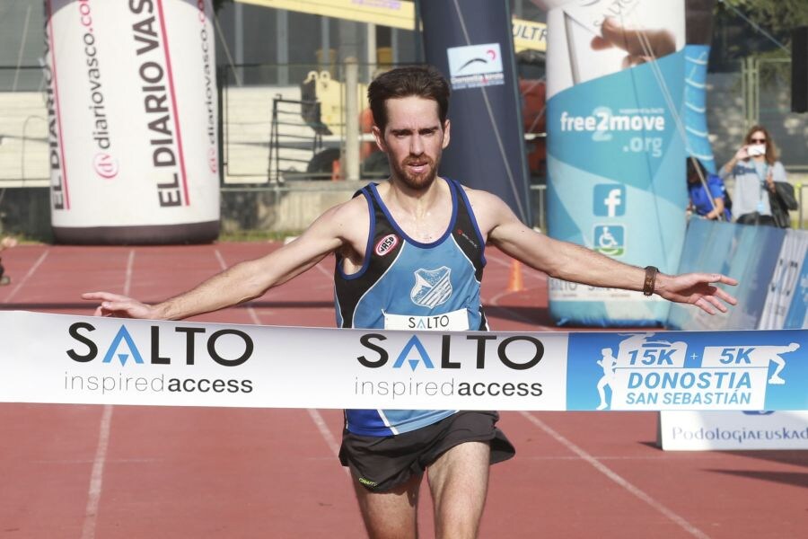 Eneko Agirrezabal (Segura, 32 años) y Maite Arraiza (Lazkao, 31 años) ganaron esta mañana la XXII edición de la Salto Systems Clásica de San Sebastián que contó con un espléndido día para la práctica deportiva. De los cerca de 3.000 inscritos partieron desde la Avenida de Madrid 2.660 participantes distribuidos entre todas las modalidades del evento.