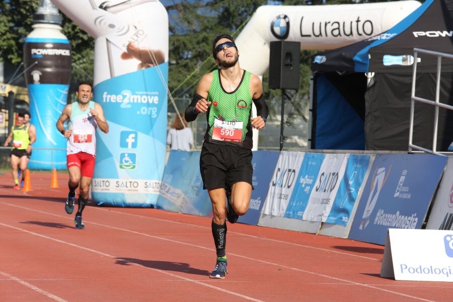 Eneko Agirrezabal (Segura, 32 años) y Maite Arraiza (Lazkao, 31 años) ganaron esta mañana la XXII edición de la Salto Systems Clásica de San Sebastián que contó con un espléndido día para la práctica deportiva. De los cerca de 3.000 inscritos partieron desde la Avenida de Madrid 2.660 participantes distribuidos entre todas las modalidades del evento.