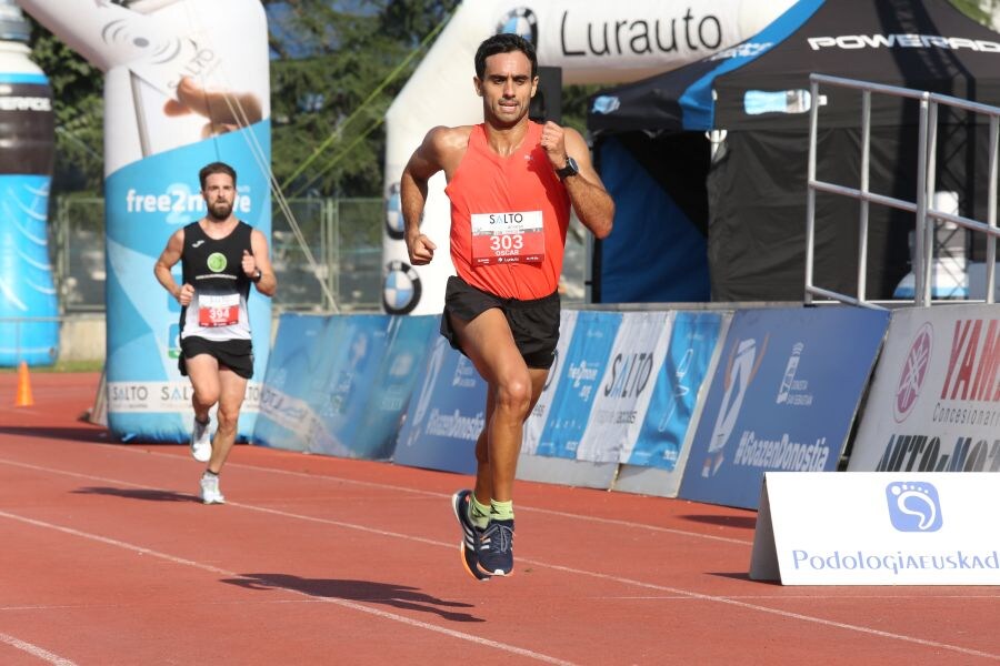 Eneko Agirrezabal (Segura, 32 años) y Maite Arraiza (Lazkao, 31 años) ganaron esta mañana la XXII edición de la Salto Systems Clásica de San Sebastián que contó con un espléndido día para la práctica deportiva. De los cerca de 3.000 inscritos partieron desde la Avenida de Madrid 2.660 participantes distribuidos entre todas las modalidades del evento.