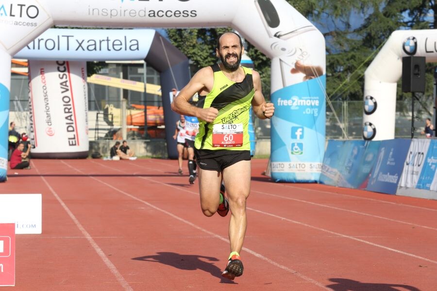 Eneko Agirrezabal (Segura, 32 años) y Maite Arraiza (Lazkao, 31 años) ganaron esta mañana la XXII edición de la Salto Systems Clásica de San Sebastián que contó con un espléndido día para la práctica deportiva. De los cerca de 3.000 inscritos partieron desde la Avenida de Madrid 2.660 participantes distribuidos entre todas las modalidades del evento.