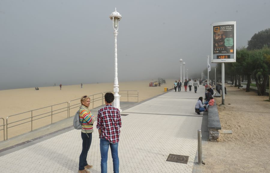 Una extraña y espesa bruma ha tomado la ciudad y parte del puerto. Así, los vecinos tienen serios problemas para discernir la isla, en la bahía de la Concha. 