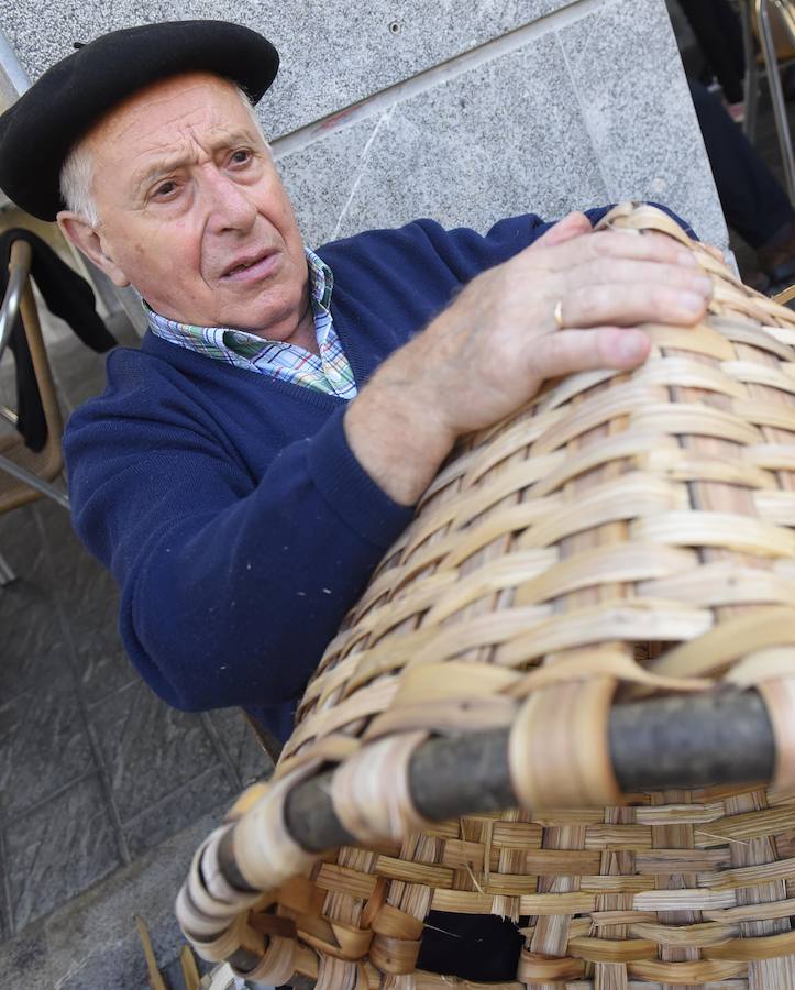 Antzinako bizimodua eta baserritarren lanbideak berreskuratu zituzten ataundarrek Ohitura Zaharren Egunean.