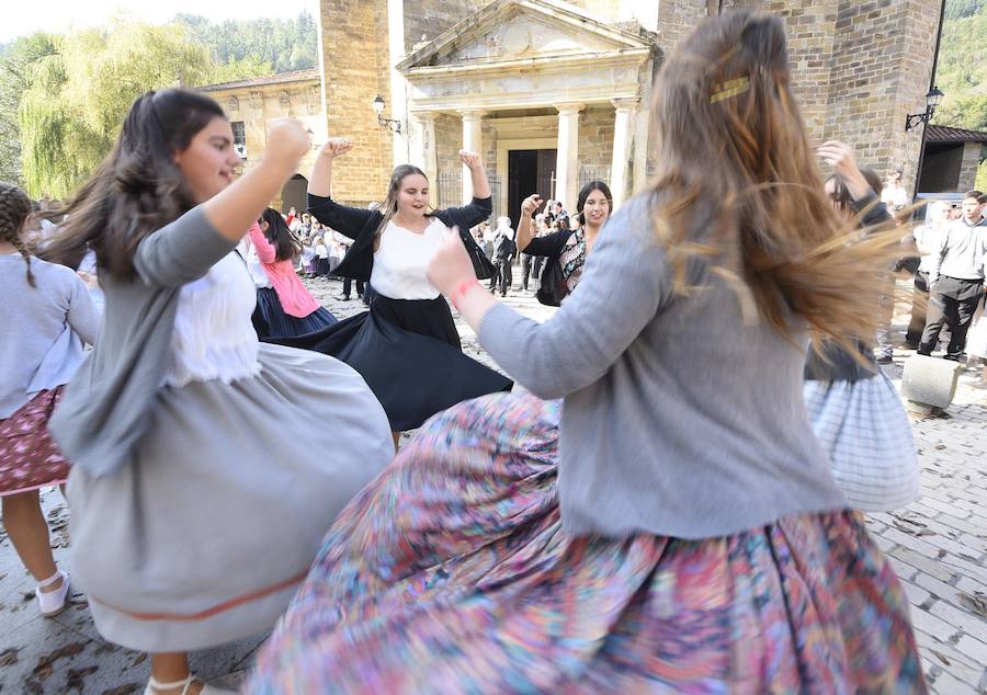 Antzinako bizimodua eta baserritarren lanbideak berreskuratu zituzten ataundarrek Ohitura Zaharren Egunean.