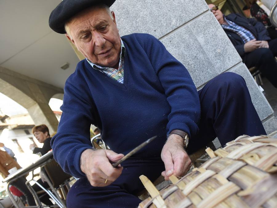 Antzinako bizimodua eta baserritarren lanbideak berreskuratu zituzten ataundarrek Ohitura Zaharren Egunean.