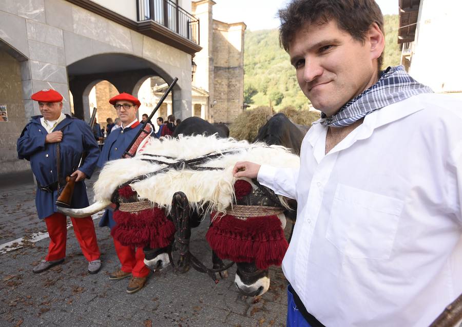 Antzinako bizimodua eta baserritarren lanbideak berreskuratu zituzten ataundarrek Ohitura Zaharren Egunean.
