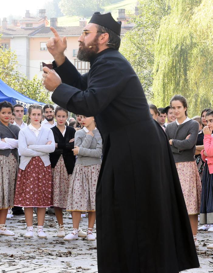 Antzinako bizimodua eta baserritarren lanbideak berreskuratu zituzten ataundarrek Ohitura Zaharren Egunean.