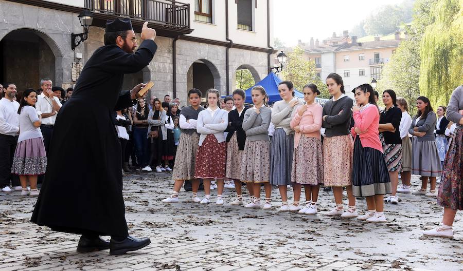 Antzinako bizimodua eta baserritarren lanbideak berreskuratu zituzten ataundarrek Ohitura Zaharren Egunean.