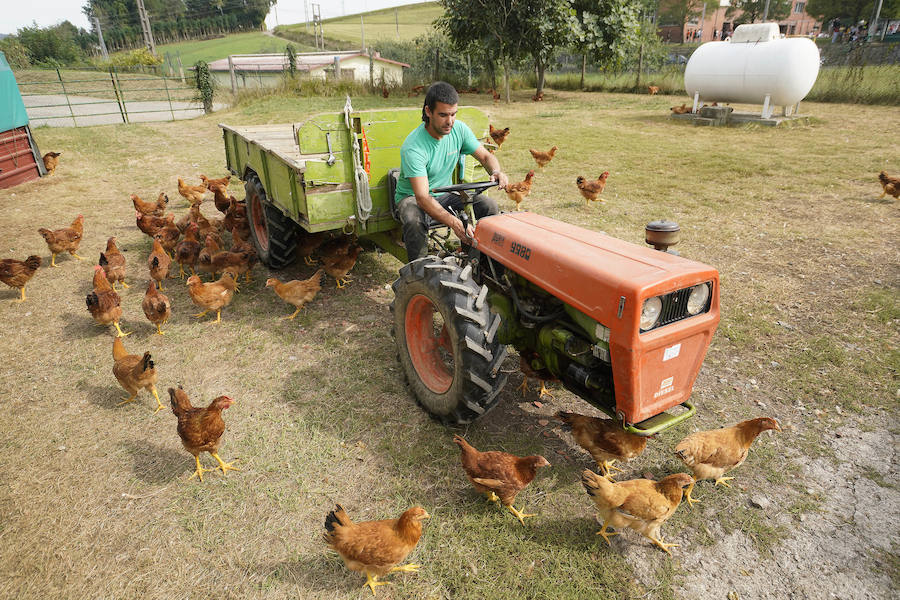 Gorka Iruretagoiena es un joven guipuzcoano que está orgulloso de formar parte del grupo de especialistas que hace sustituciones en un mundo, el rural, en el que es complejo tener días de fiesta