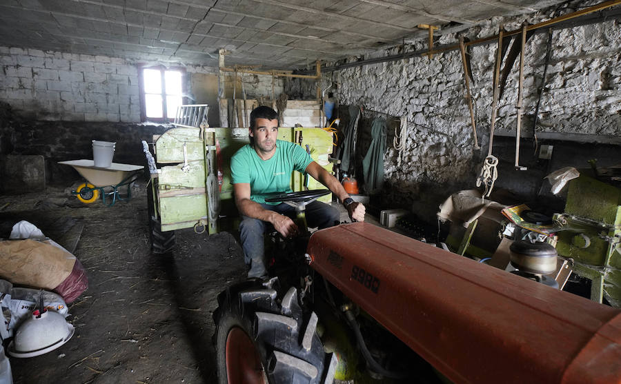 Gorka Iruretagoiena es un joven guipuzcoano que está orgulloso de formar parte del grupo de especialistas que hace sustituciones en un mundo, el rural, en el que es complejo tener días de fiesta