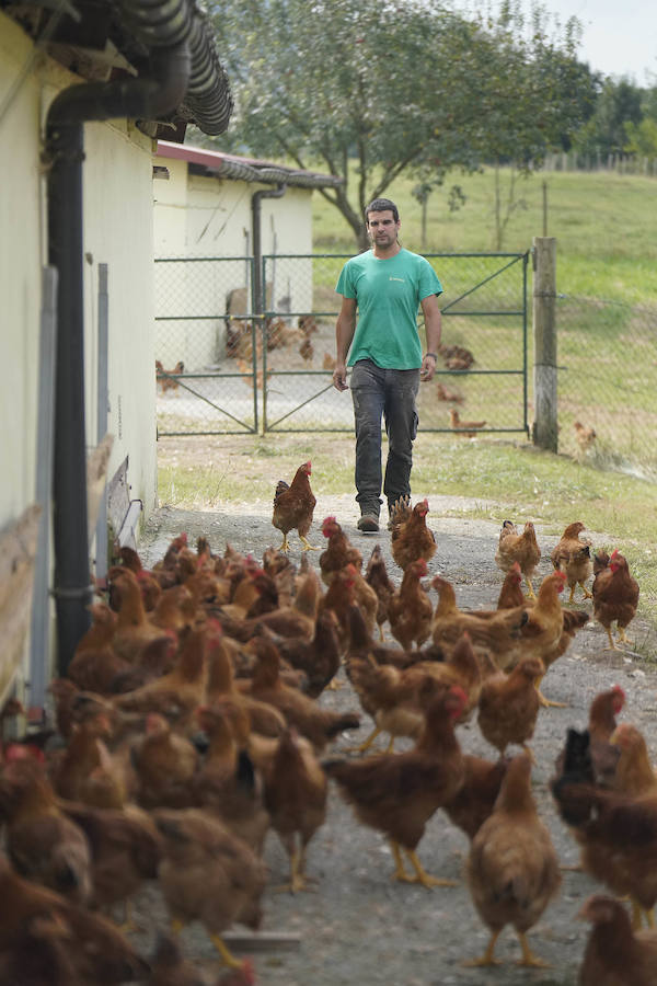 Gorka Iruretagoiena es un joven guipuzcoano que está orgulloso de formar parte del grupo de especialistas que hace sustituciones en un mundo, el rural, en el que es complejo tener días de fiesta